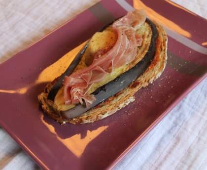 Tartines au chèvre et aubergines