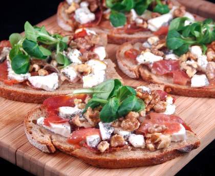 Tartines de chèvre, jambon fumé et miel