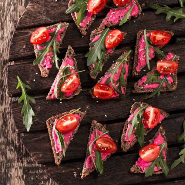 Tartines de crème de betterave aux tomates cerise
