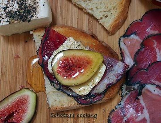 Tartines de figues, coppa et fromage frais