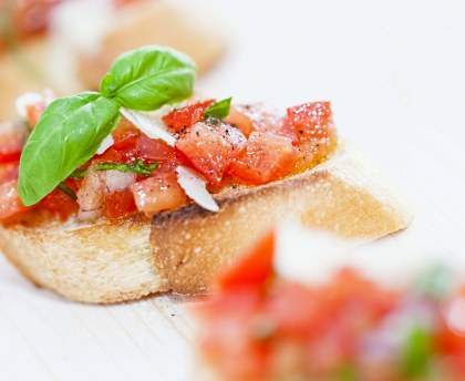 Tartines parfumées à la tomate