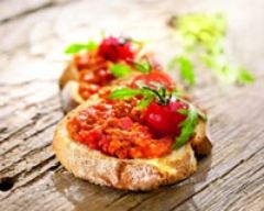 Tartines tomates, mozzarella et basilic