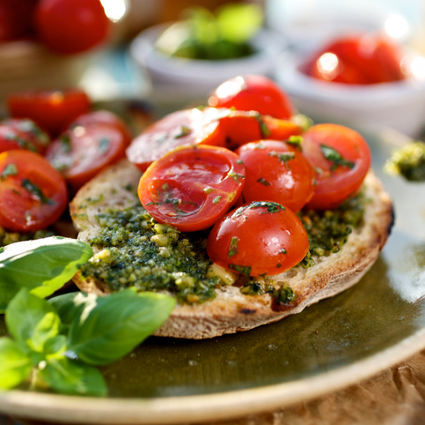 Tartines végétariennes au pesto et tomates cerise