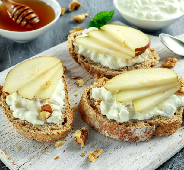 Tartines veggie au chèvre frais, poires et noix