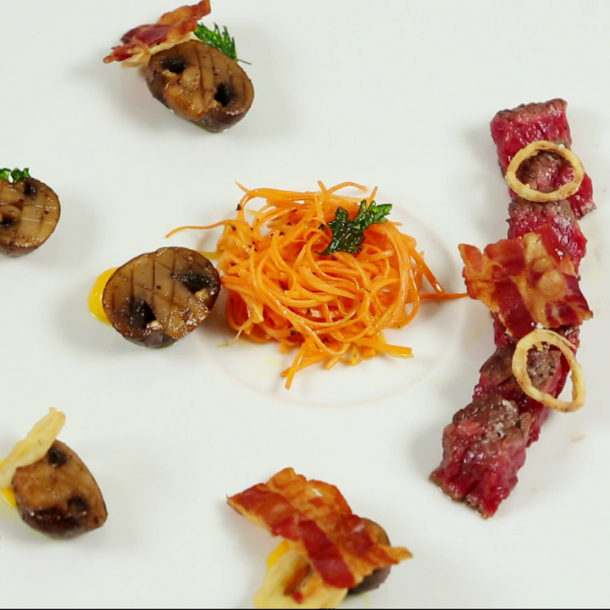 Tataki bourguignon, purée de carottes et champignons caramélisés