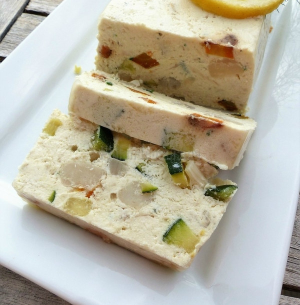 Terrine de poisson blanc et de pétoncles aux petits légumes