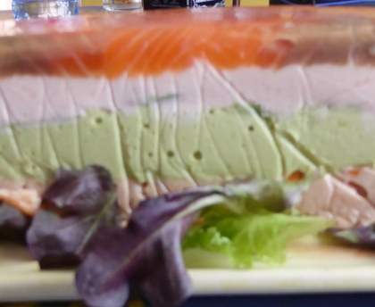 Terrine de saumon, avocat et surimi