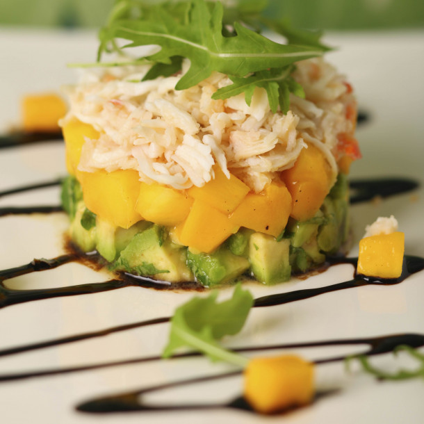 Timbale de crabe, avocat et mangue