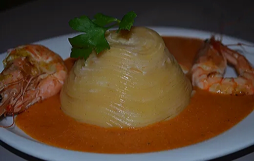 Timbale de mousseline de gambas en dôme de spaghettis 