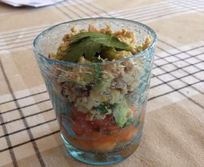 Timbale de thon et d'avocat à la tomate
