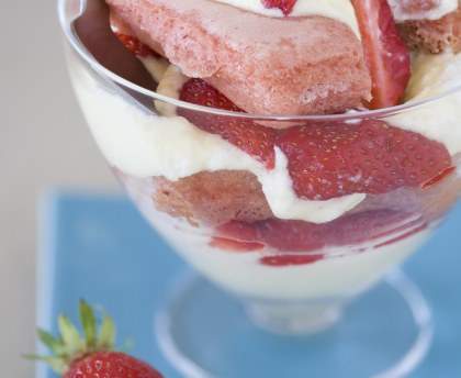 Tiramisu aux fraises et biscuits roses