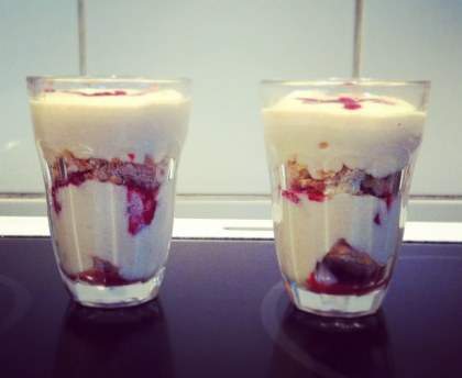 Tiramisu fraises, pêches et coulis de framboises