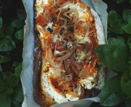 toast au chèvre et échalotes