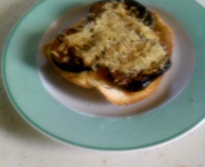Toast au fromage, aubergine et anchois