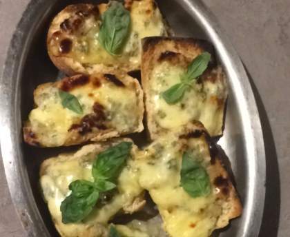 Toast Fourme d'Ambert - miel - basilic