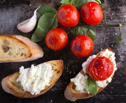 Toasts au chèvre et aux tomates fraîches