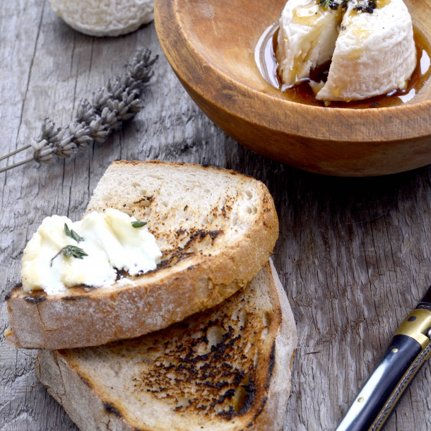 Toasts au fromage de chèvre et sirop de lavande