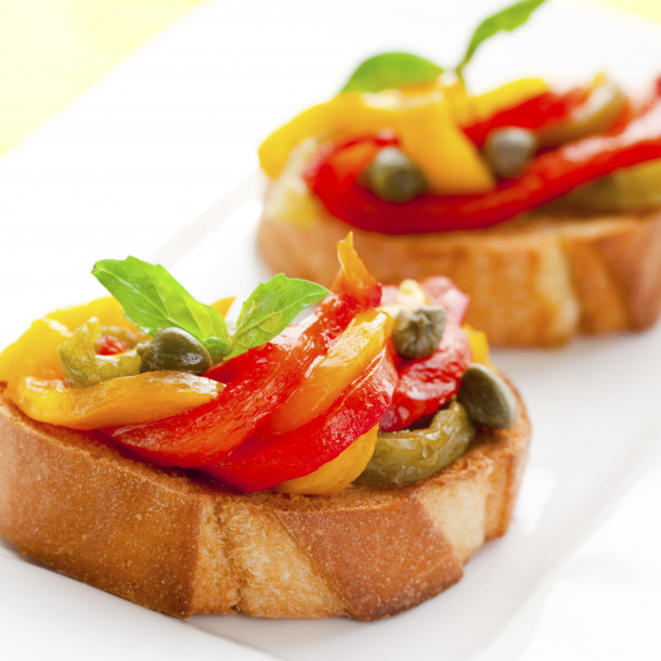 Toasts aux poivrons et purée de tomates séchées
