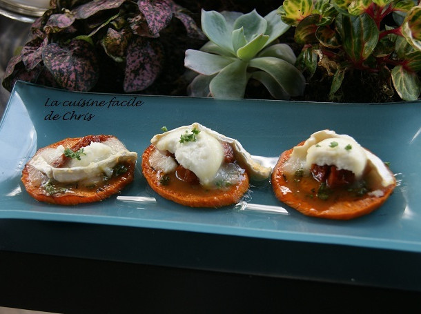 Toasts de patate douce, tomates confites et chèvre