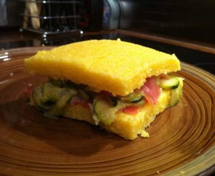 Toasts de polenta aux courgettes et au jambon