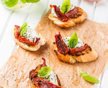 Toasts de ricotta, basilic et tomates séchées
