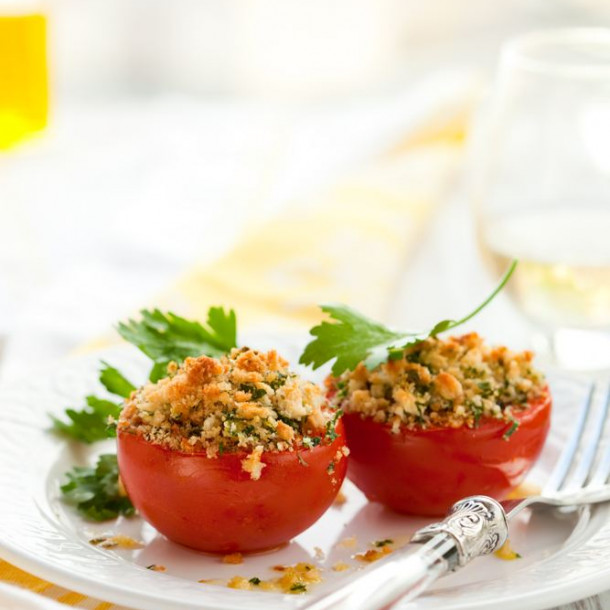 Tomate farcie à la viande hachée, chapelure aux herbes