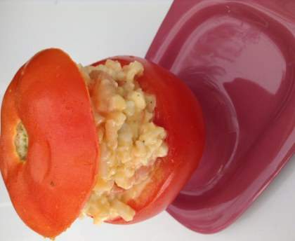 Tomate farcie au surimi, crevettes et mayonnaise