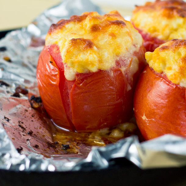 Tomates à l’ail, mozzarella et persil au four