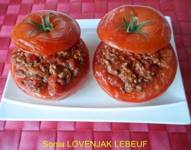 Tomates farcies à la sauce bolognaise