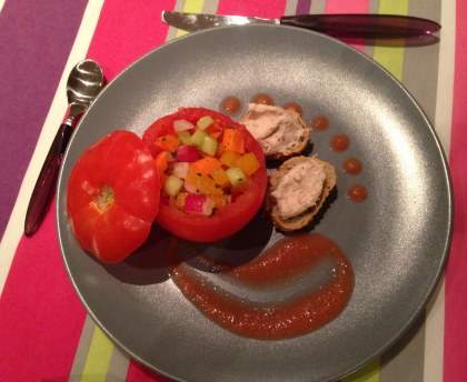 Tomates froides farcies aux légumes croquants