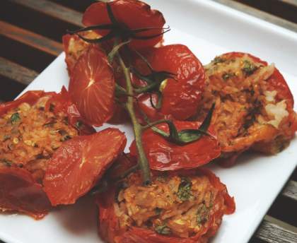 Tomates grappes farcies au riz et aux herbes