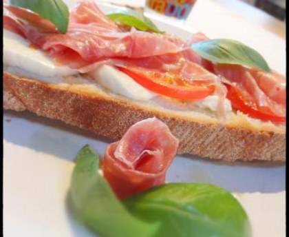 Tomates mozza fantaisistes et chiffonade