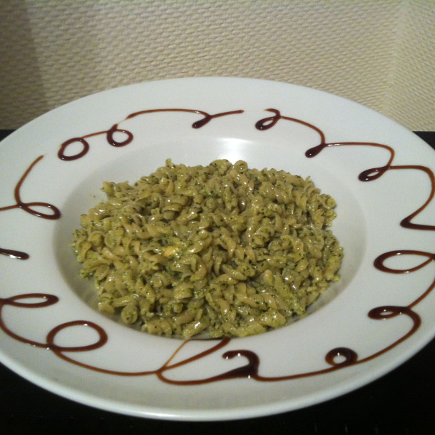 Torsettes au blé complet, sauce pesto et vinaigre balsamique