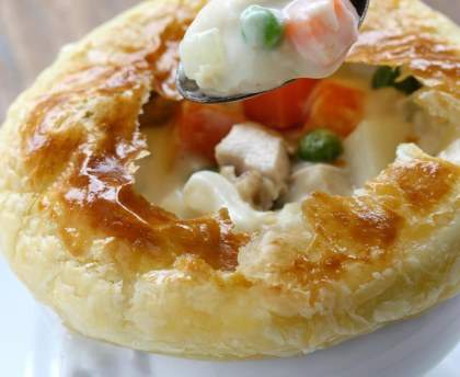 Tourte anglaise au poulet, petits pois et champignons