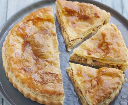 Tourte au poulet, champignons et lardons