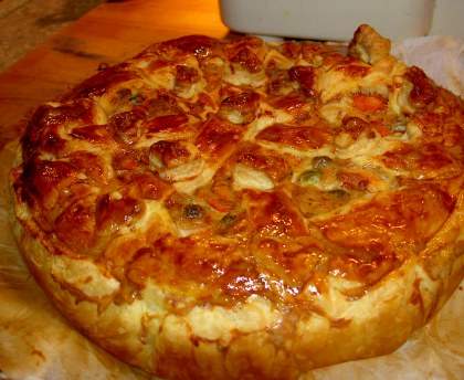 Tourte au poulet, petit pois et carottes