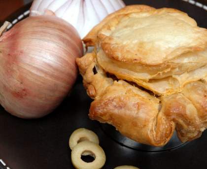 Tourte au thon, olives et oignons