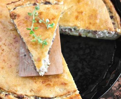 Tourte aux poireaux, lardons et reblochon