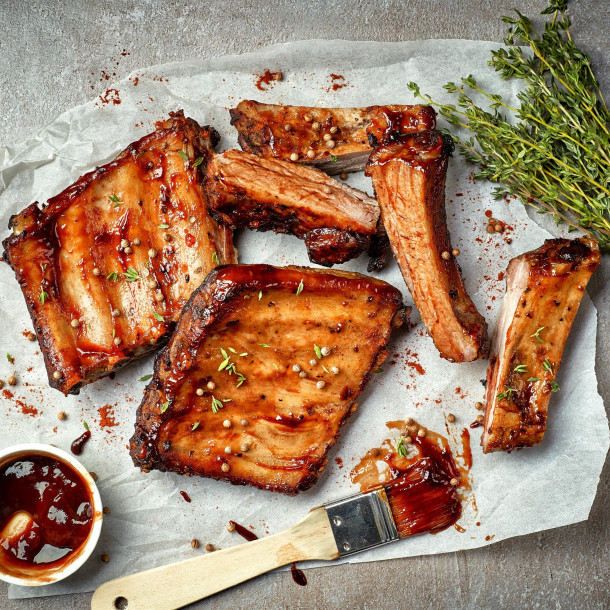 Travers de porc au miel et sauce barbecue