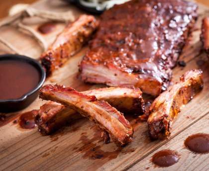 Travers de porc grillés à la sauce barbecue