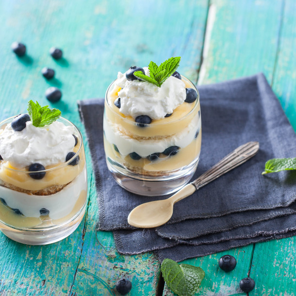 Trifle citron et myrtilles au fouetté de chèvre 