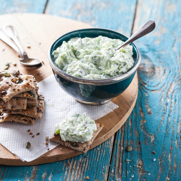 Tzatziki au chèvre et crakers aux graines  