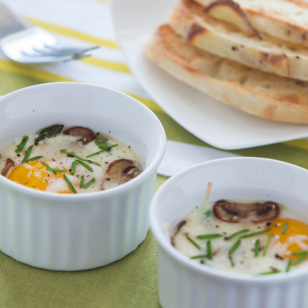 Œufs cocotte au foie gras et champignons de Paris