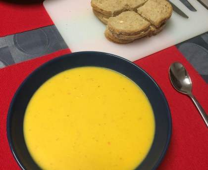 Velouté aux pommes de terre, poivrons et oignons