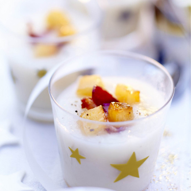 Velouté de céleri rave à l’huile de truffe, pomme et pétale de canard séché 