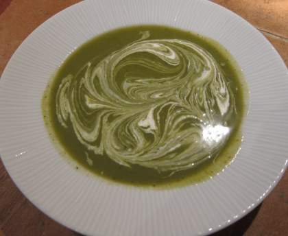 Velouté de fanes de radis et courgettes