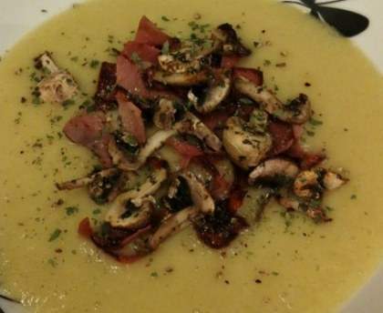 Velouté de poireaux au gingembre & champignons et bacon grillés
