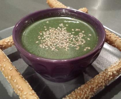 Velouté d'épinards au lait de coco, sésame et gingembre