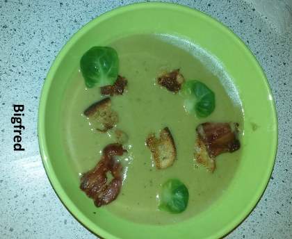 Velouté du jardin de choux de Bruxelles au lard grillé et muscade