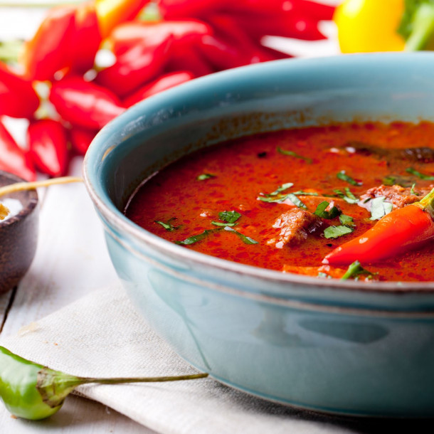 Velouté froid de tomate à l'ail, piment et  basilic